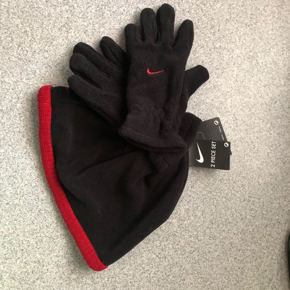 Boy”s 2 piece Nike Set Hat and Gloves - Picture 6 of 8